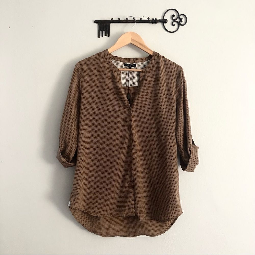 Antilia Femme dotted v-neck blouse NWOT size large
